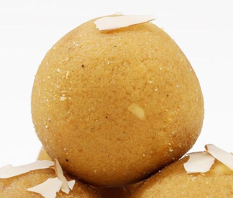 Igp Masqa Desi Ghee Besan Laddoo