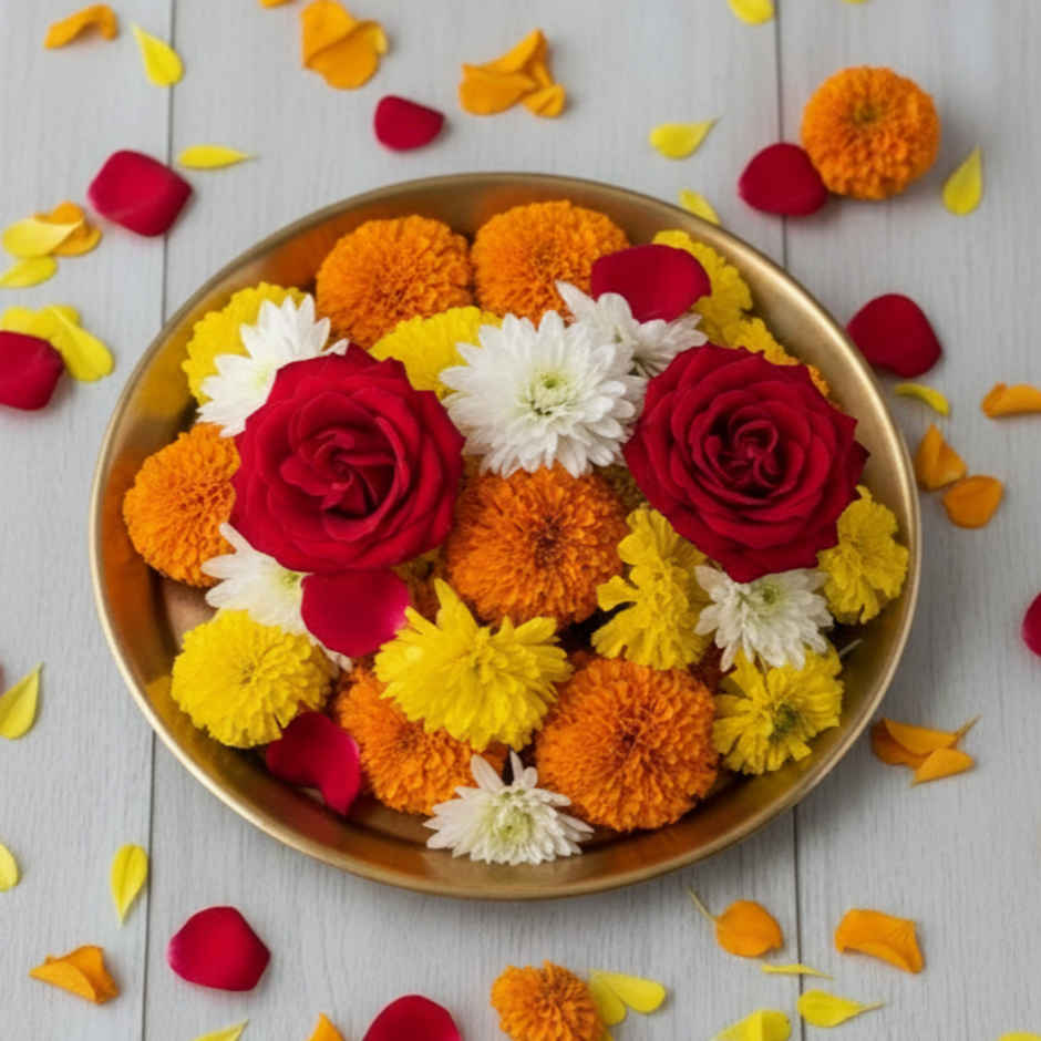 Hoovu Fresh Assorted Pooja Flowers Combo