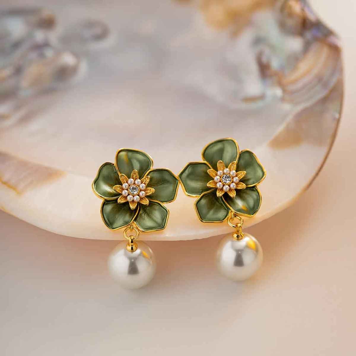 Beautynx Emerald Bloom Pearl Earrings | Green | BNX-EAR-0072
