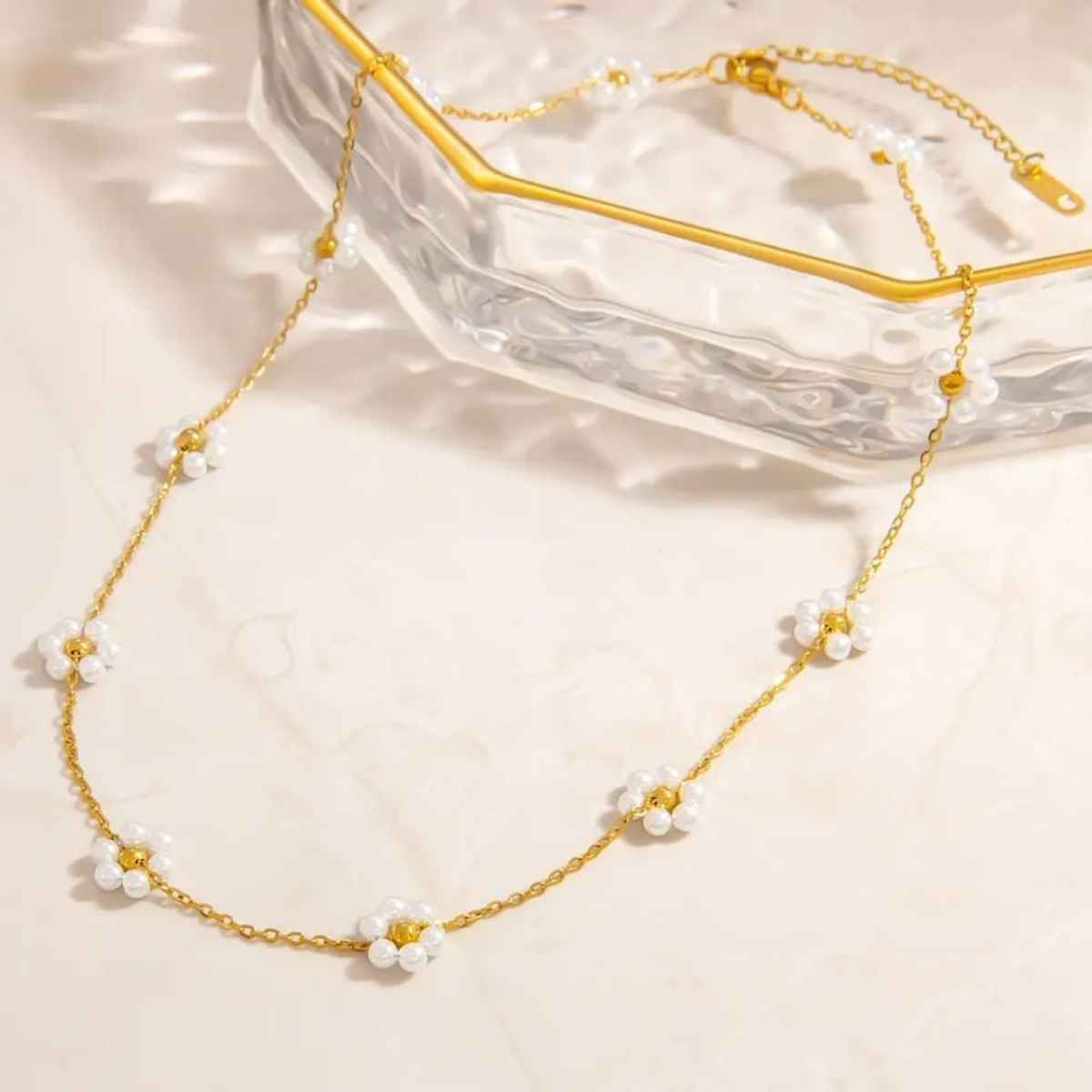 Estailo Fashion Pearl Blossom Necklace | N0001490 | Gold