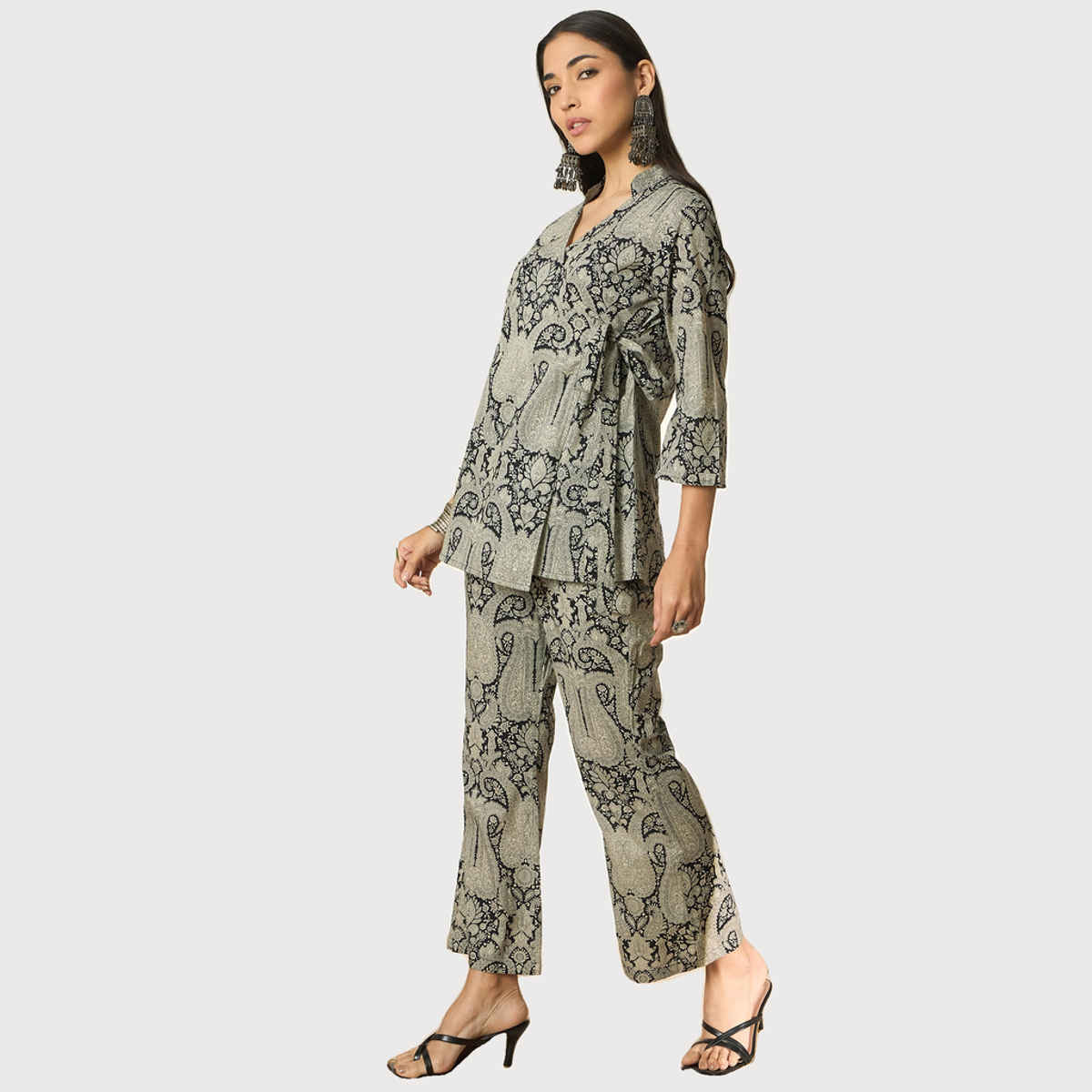 Bandia Women's Black Cream Paisley Printed Knot Style Co-Ords Set | Black - M