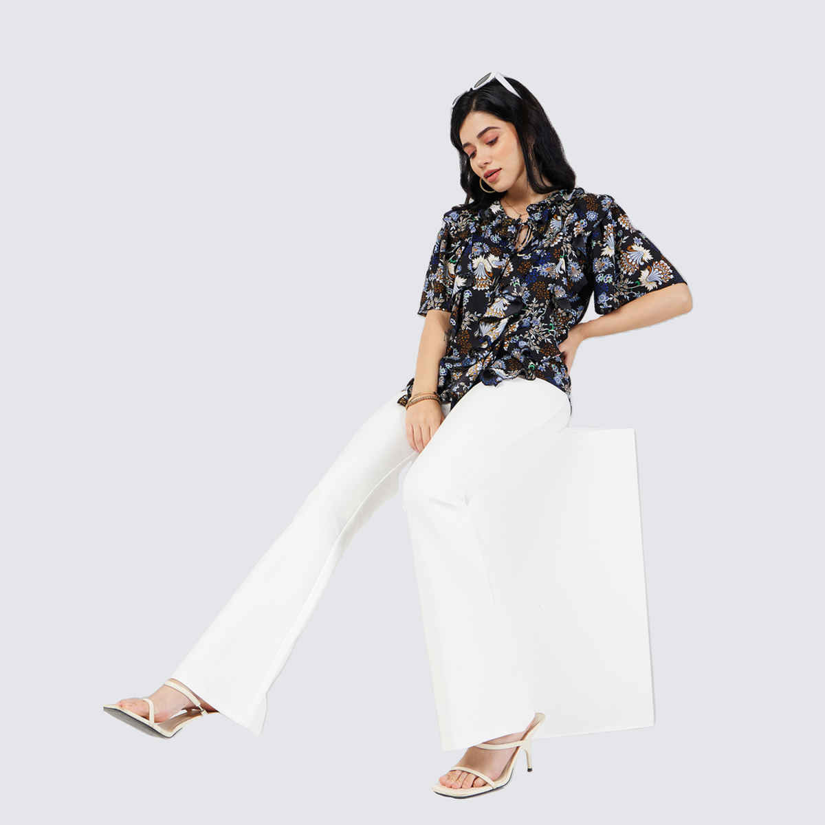 SASSAFRAS Women's Bell Bottom 4-Way Stretch Pants | White - M