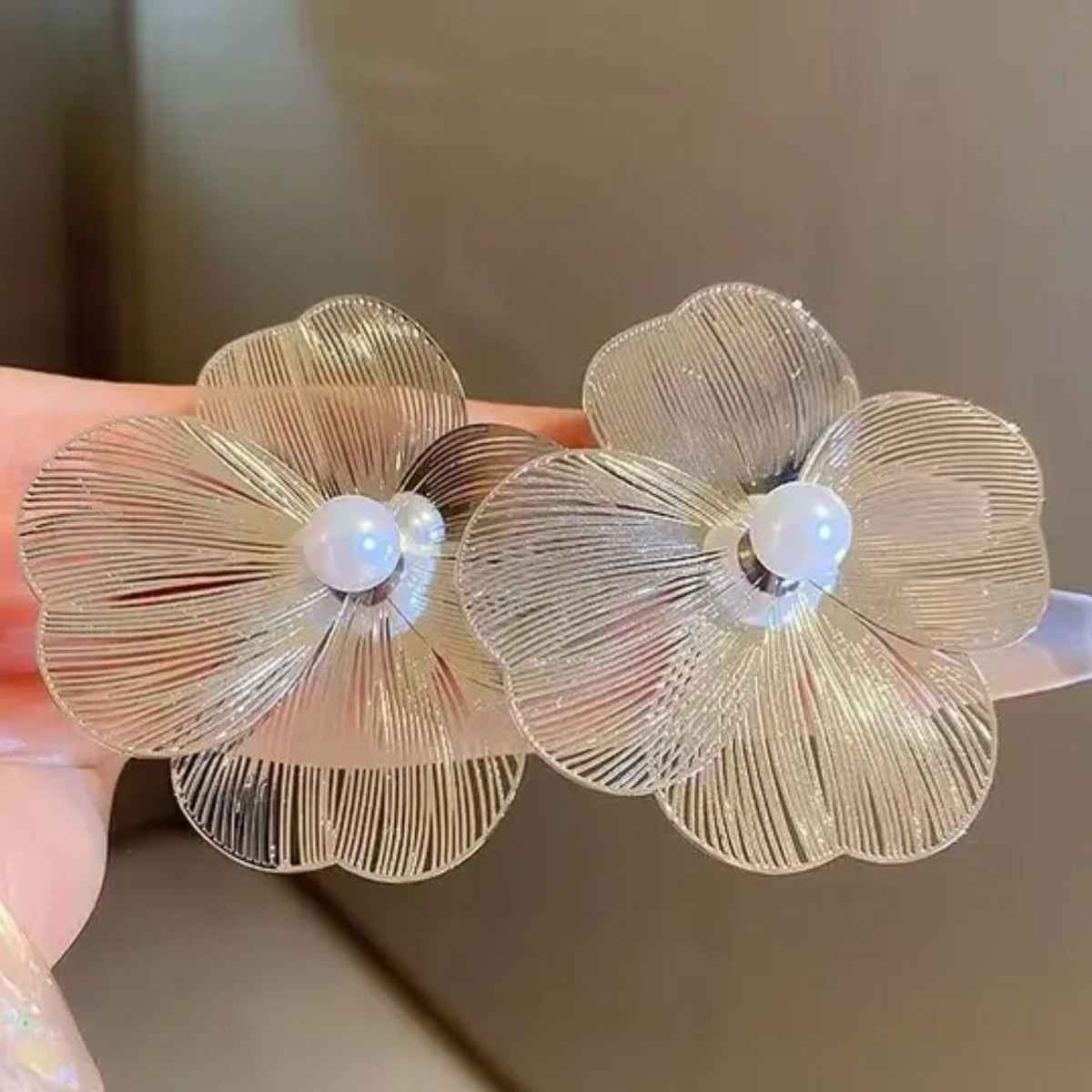 Estailo Fashion As Fresh As Daisy Earring | E0001126 | Silver