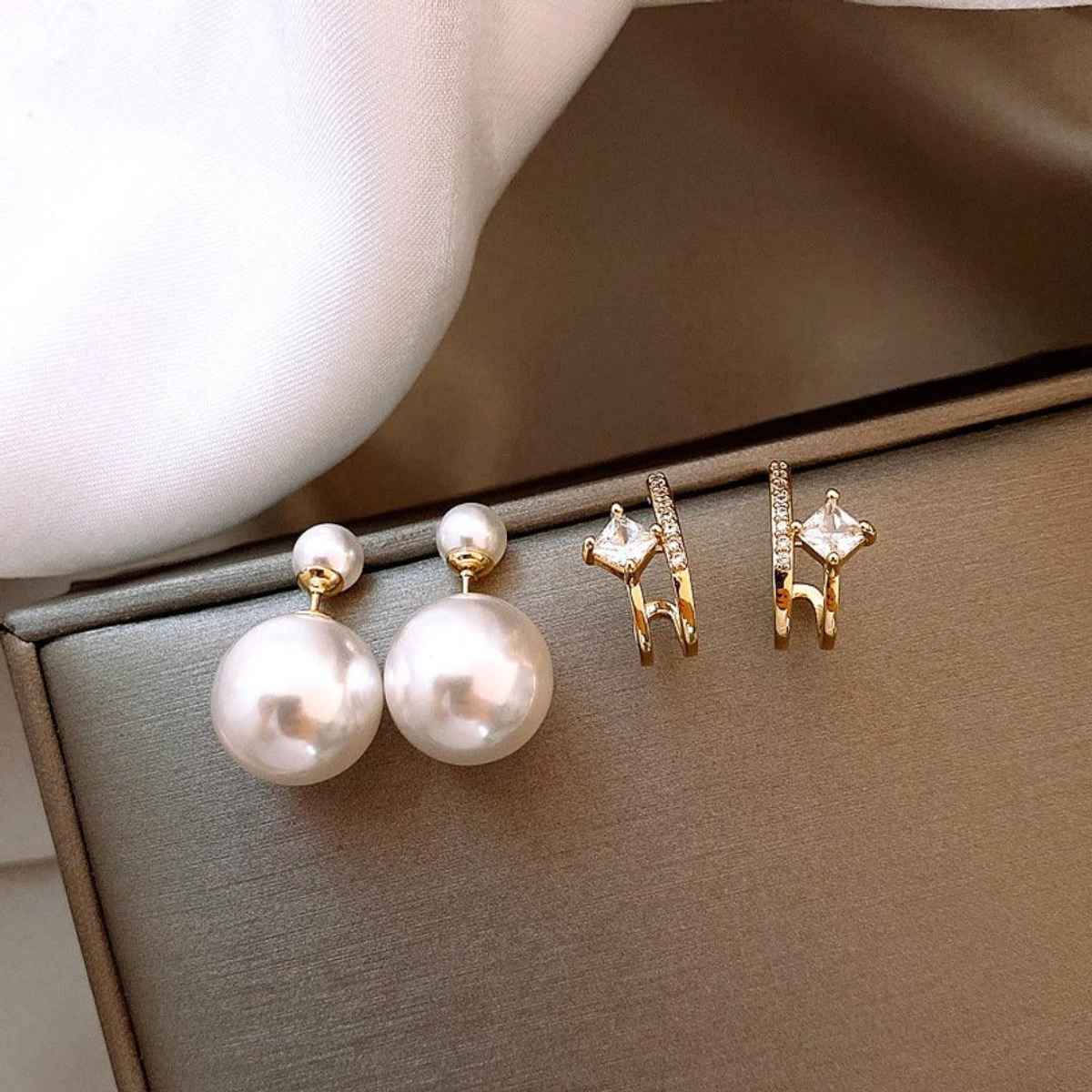 Estailo Fashion A Pearl Of Wisdom Earrings | E0001180 | Off White