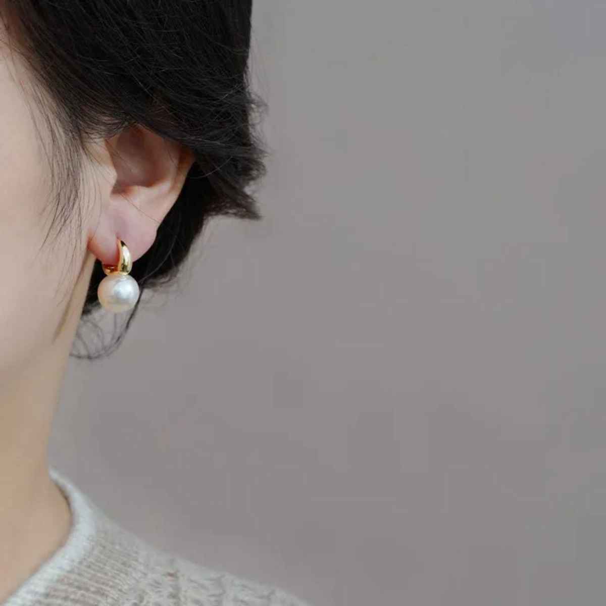 Estailo Fashion A Pearl Of Wisdom Earrings | E0000286 | White