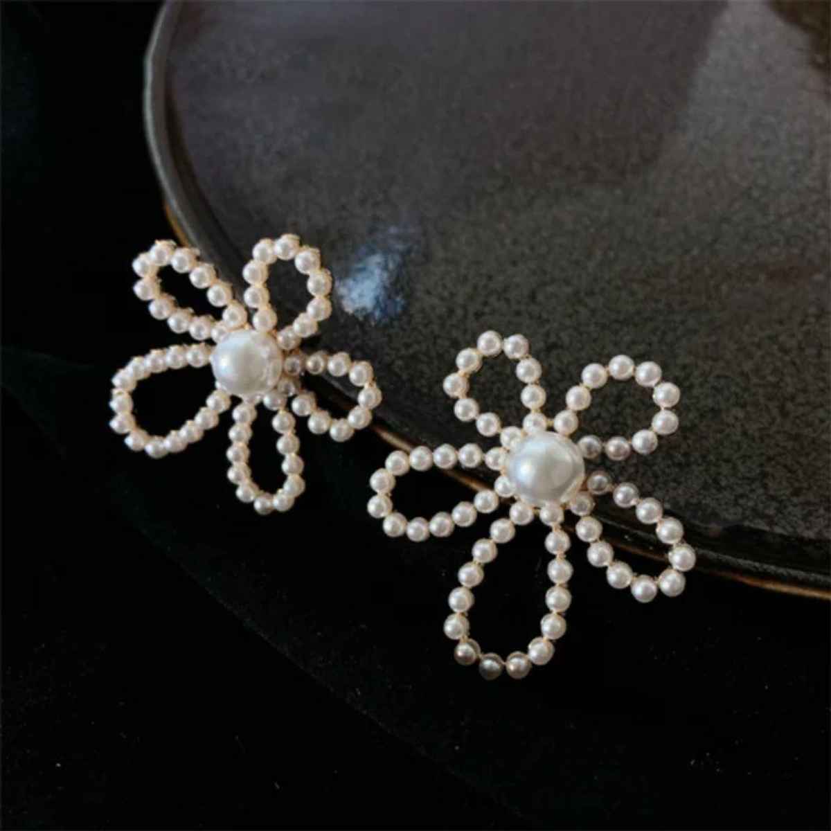 Estailo Fashion A Pearl Of Flower Earrings | E0001199 | Off White
