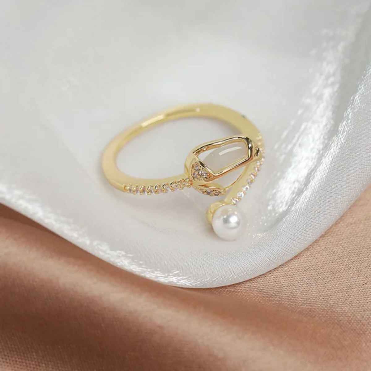 Estailo Fashion Regal Bloom Pearl Ring | R0000538 | Gold