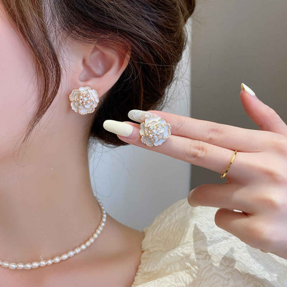 Beautynx Pearl Bloom Statement Studs | Gold | BNX-EAR-0018