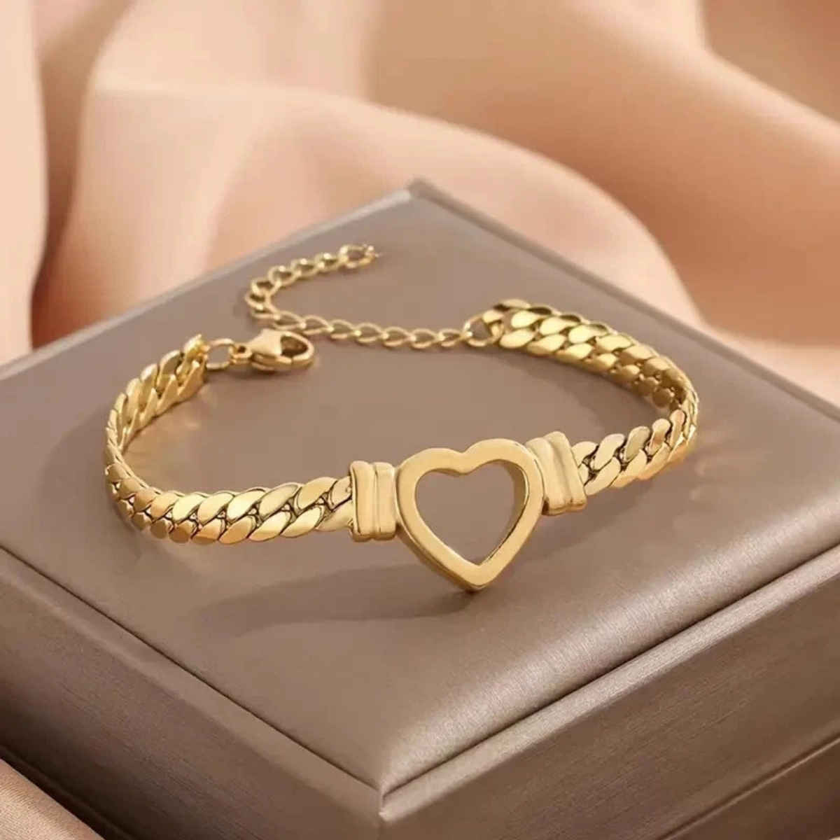 Estailo Fashion Set: Pearl Bar Earrings, Verve Gold Ring, Chunky Heart Bracelet | GHE3839R1662B1688