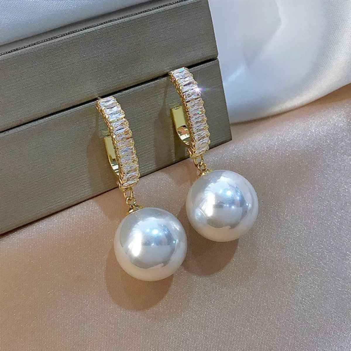 Estailo Fashion Pearlfect Drop Earrings | E0001344 | Off White