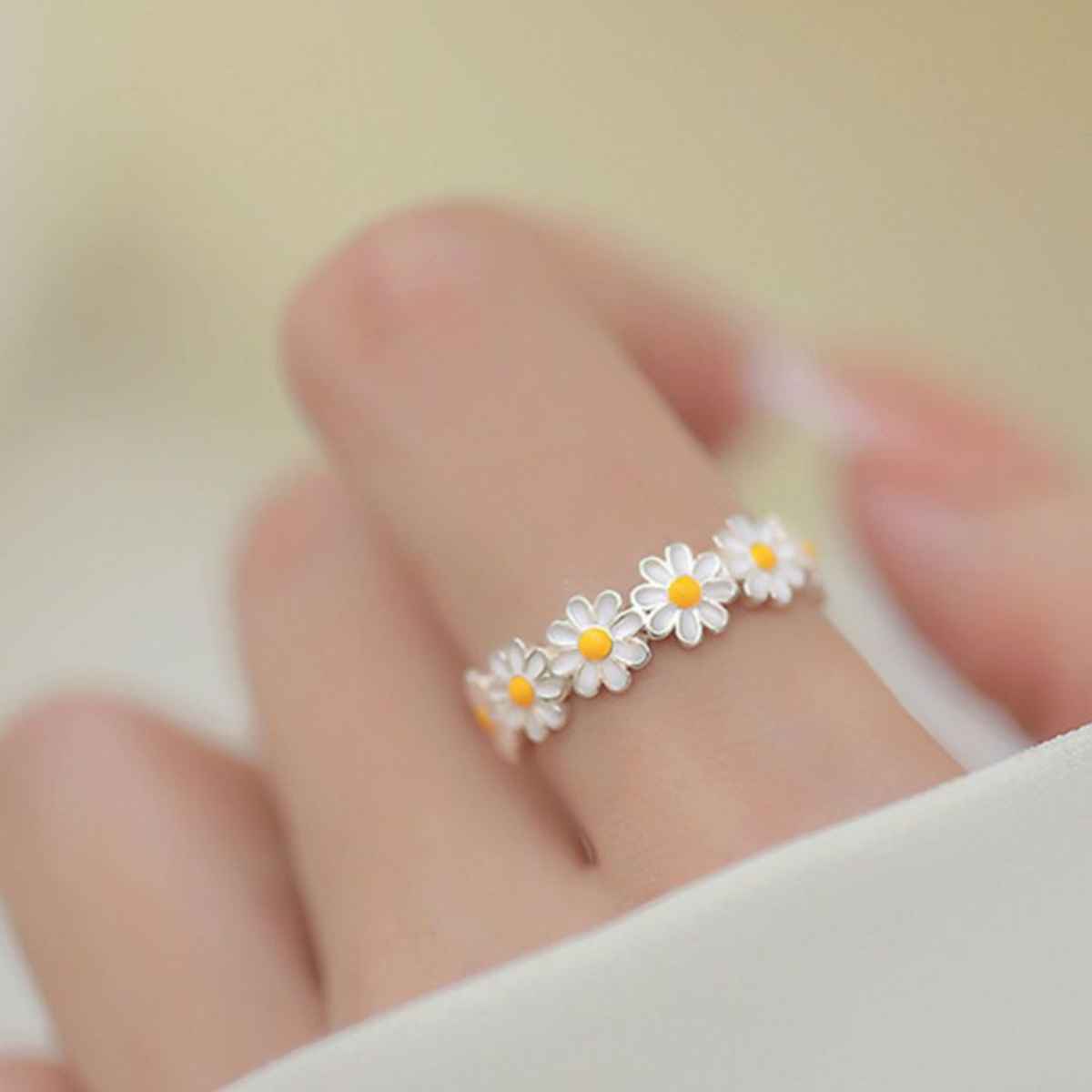 Estailo Fashion Daisy Flower Ring Ring Yellow-Grey Ring | R0001382