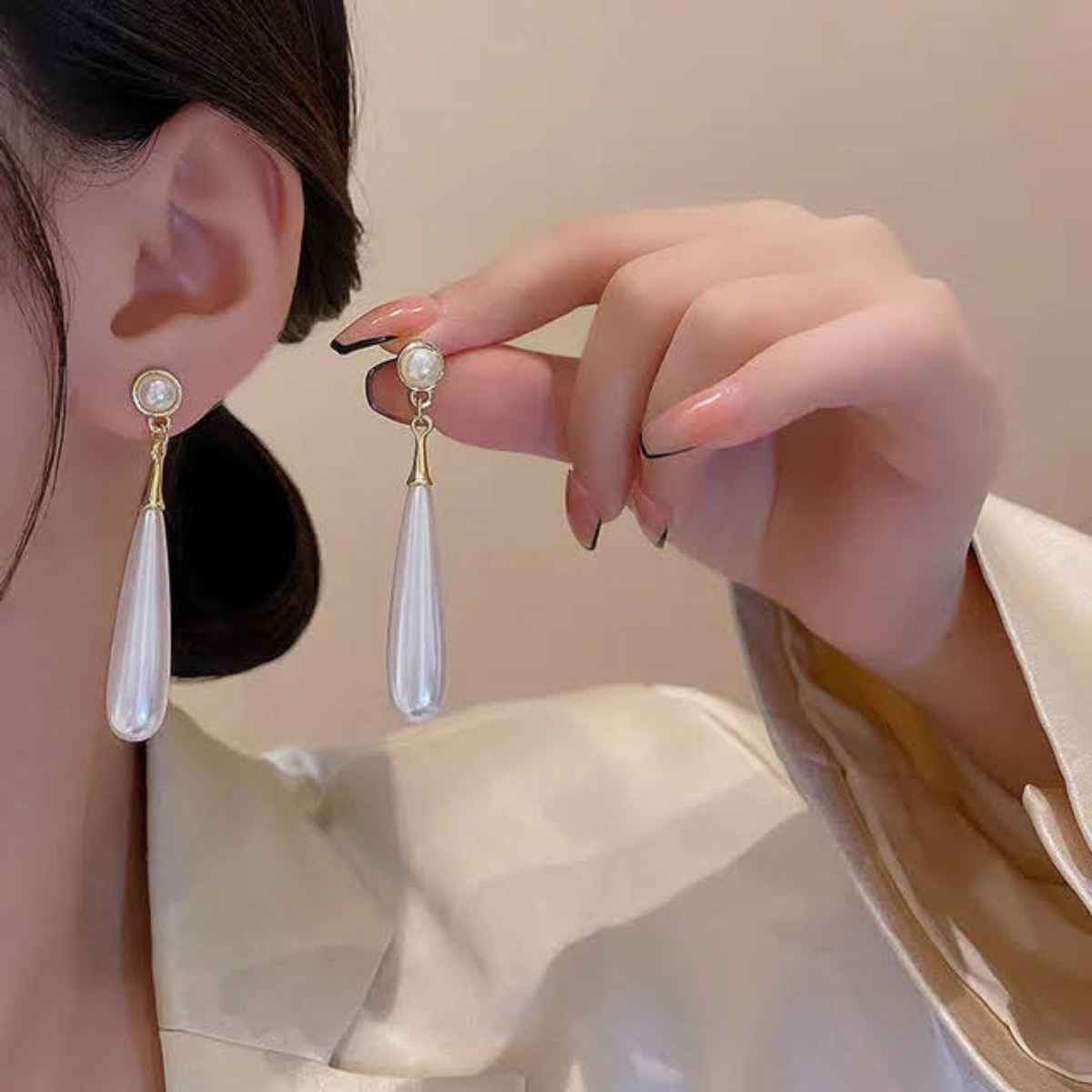 Estailo Fashion Pearlfect Statement Earrings | E0001433 | Off White