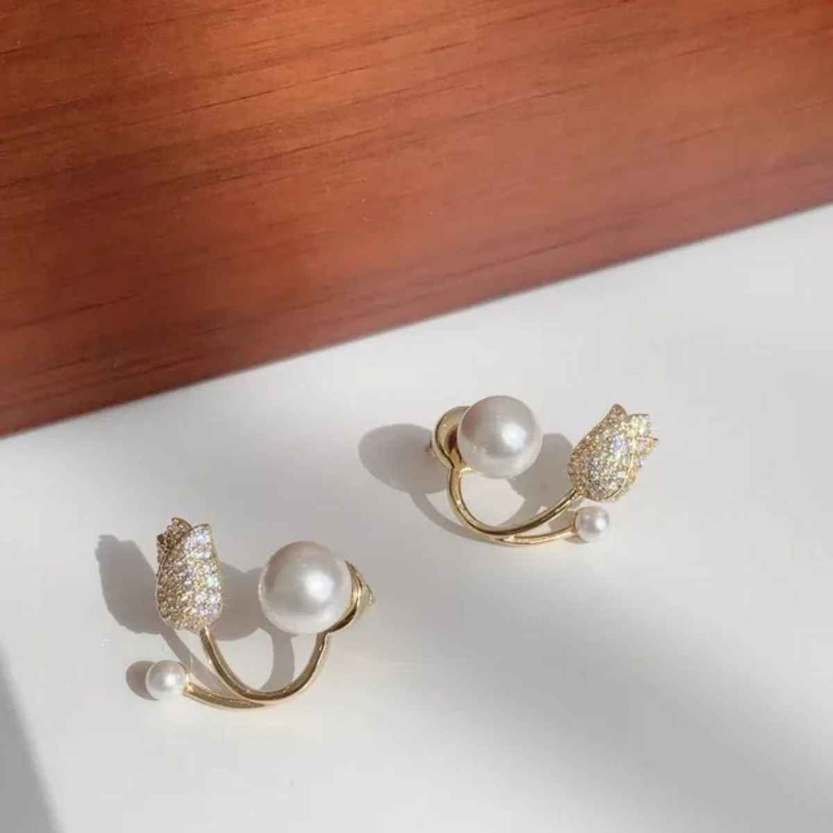 Estailo Fashion A Pearl Of Wisdom Drop Earrings | E0001493 | Off White