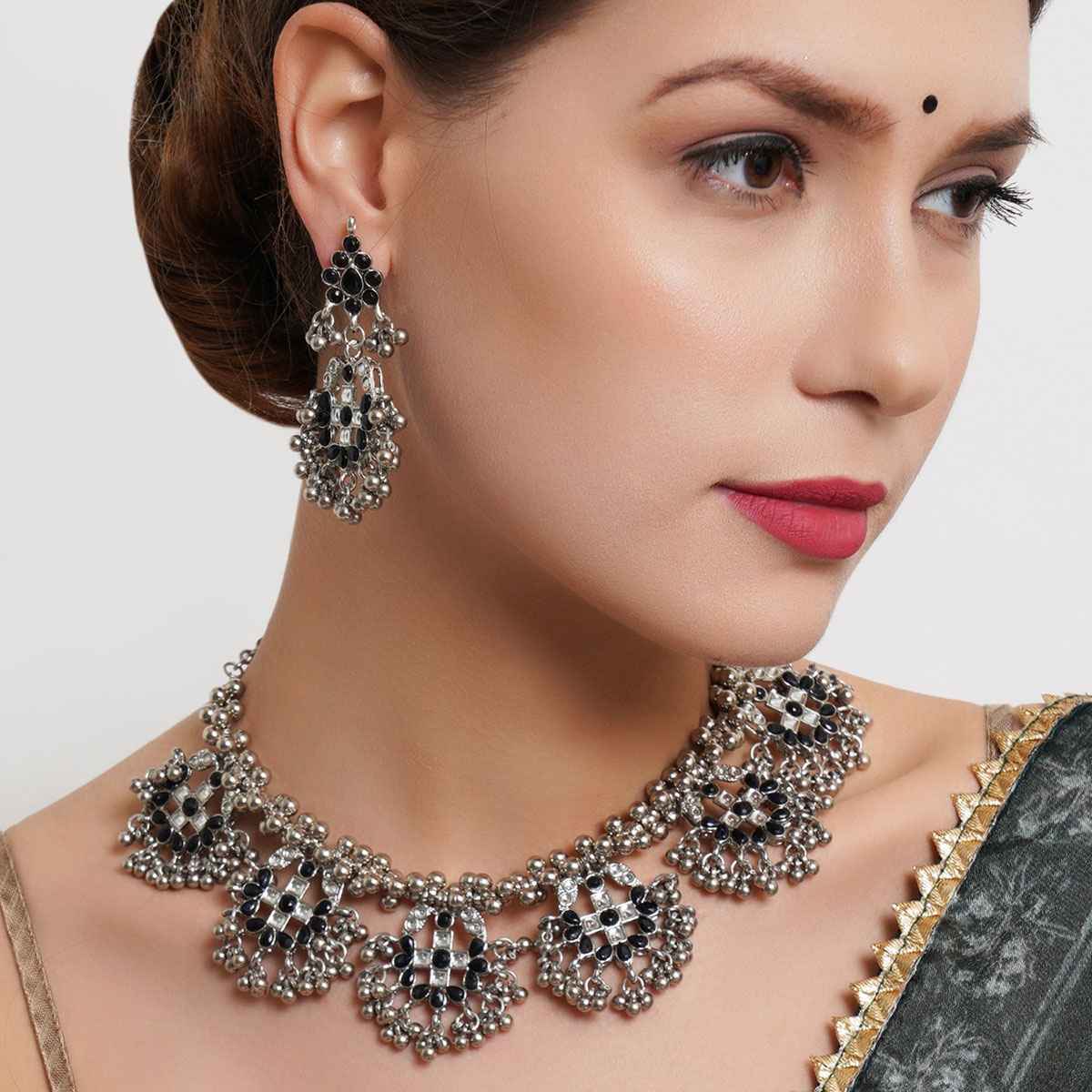 Karatcart Women's Jewellery Set Black and Silver | 11014883