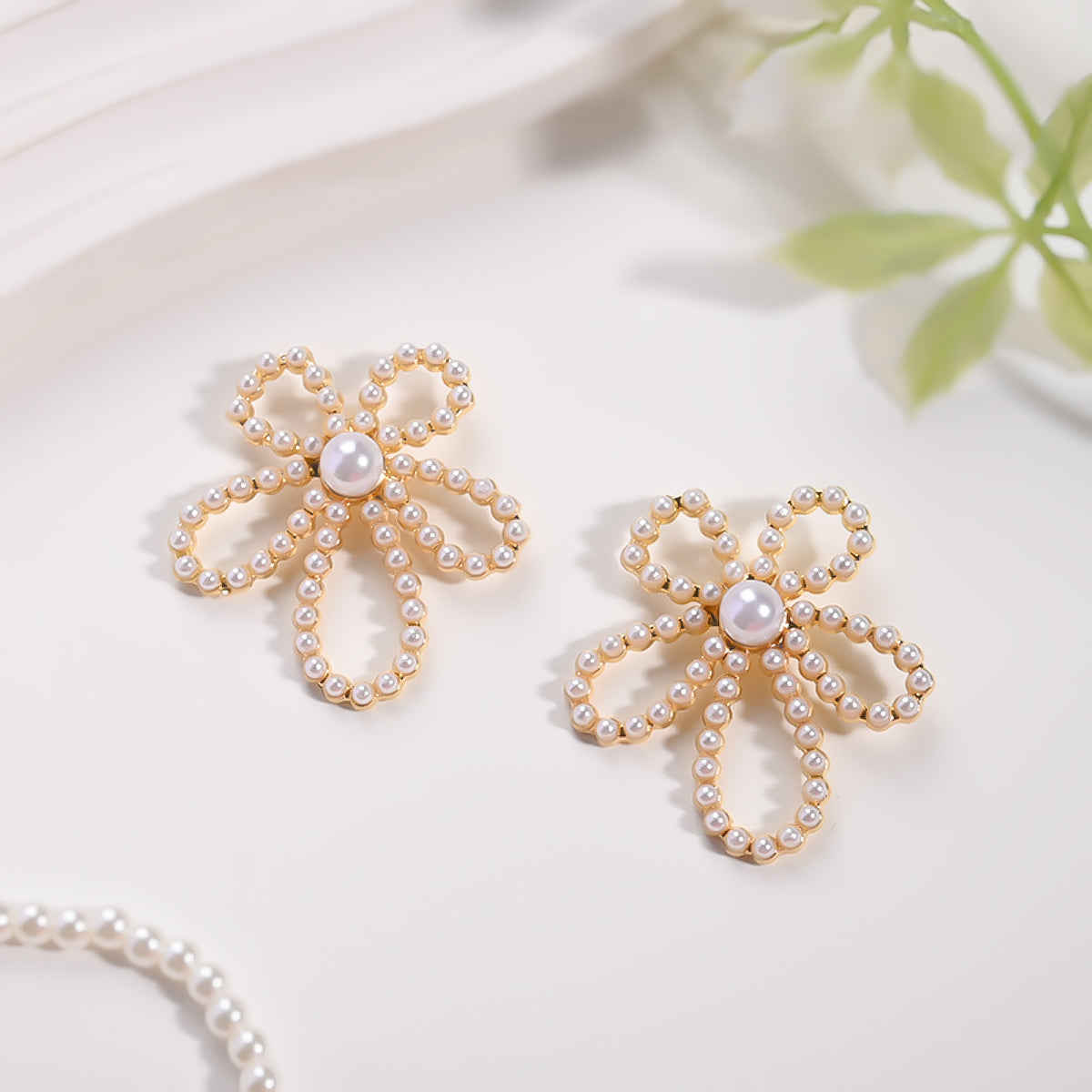 Estailo Fashion A Pearl Of Flower Earrings | E0001199 | Off White