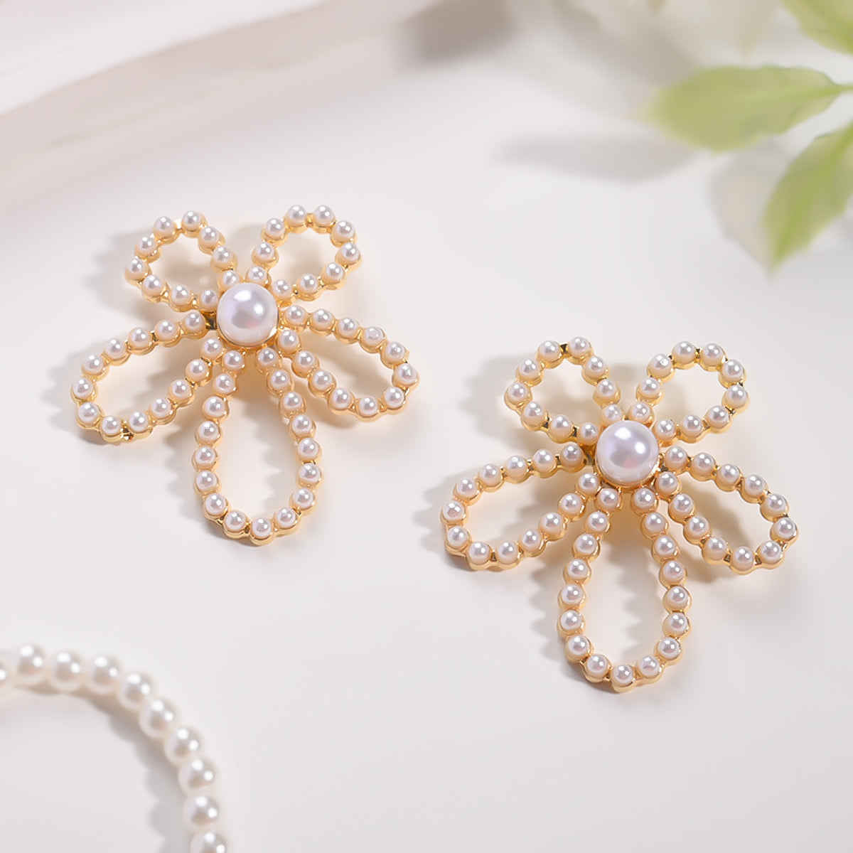 Estailo Fashion A Pearl Of Flower Earrings | E0001199 | Off White
