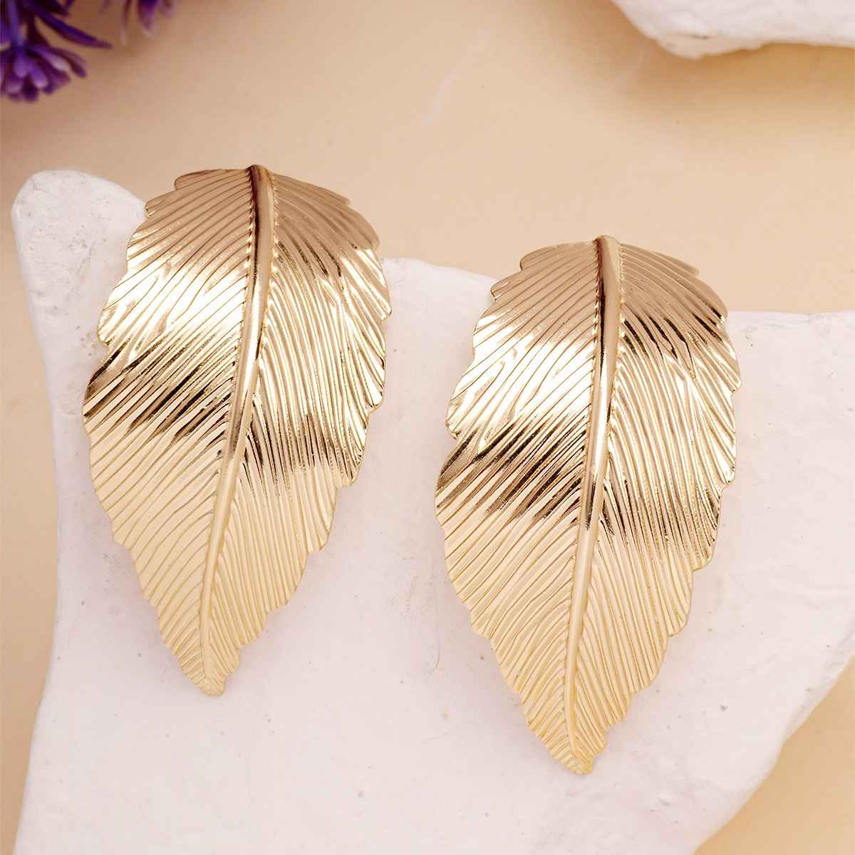 Karatcart Women's Stud Earrings Gold One Size | 33038927