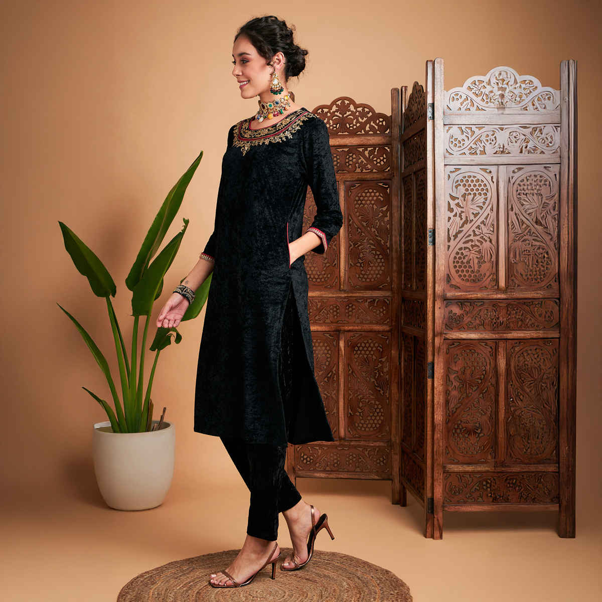 Shae by SASSAFRAS Women's Velvet Side Pocket Embroidered Straight Kurta | Black - L