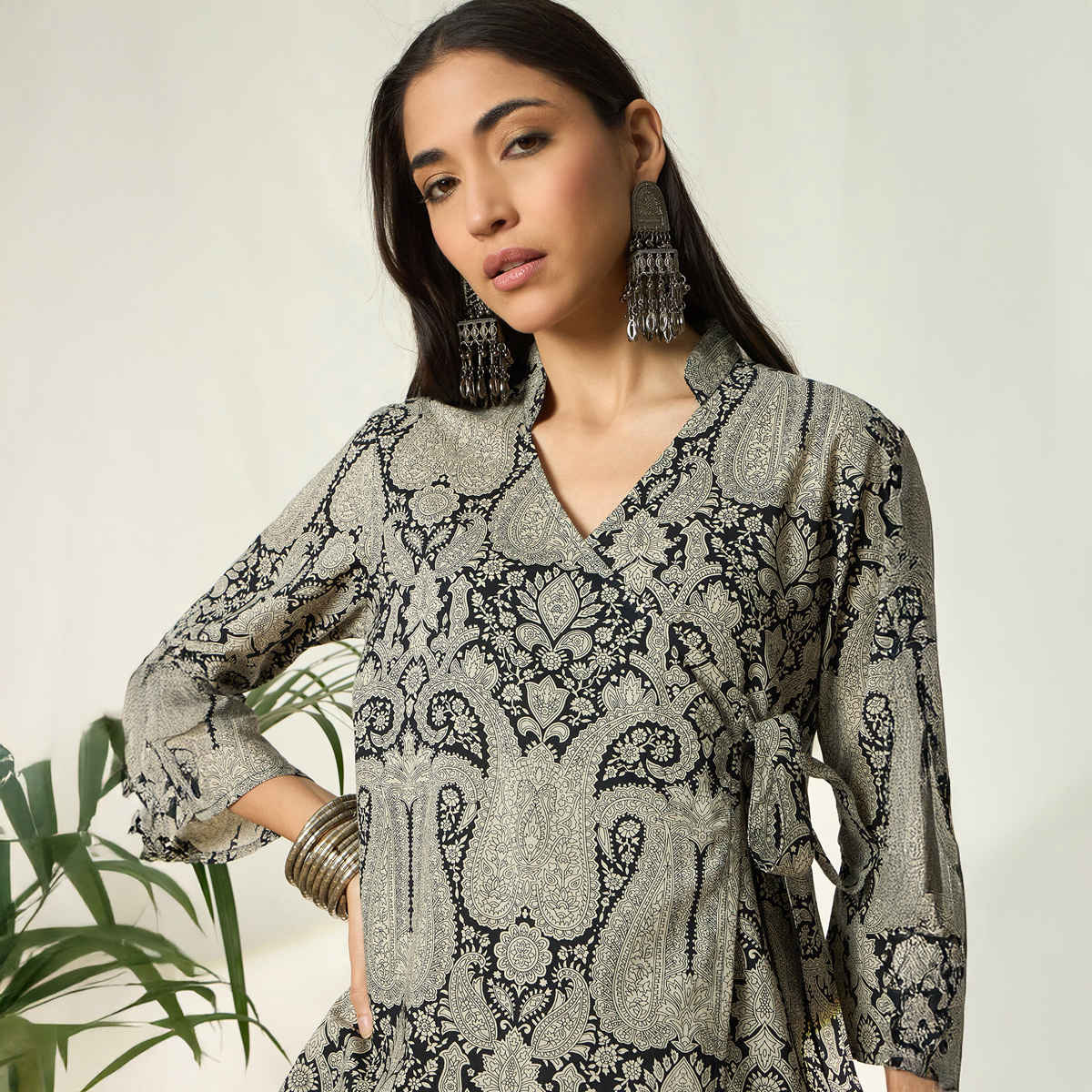 Bandia Women's Black Cream Paisley Printed Knot Style Co-Ords Set | Black - M