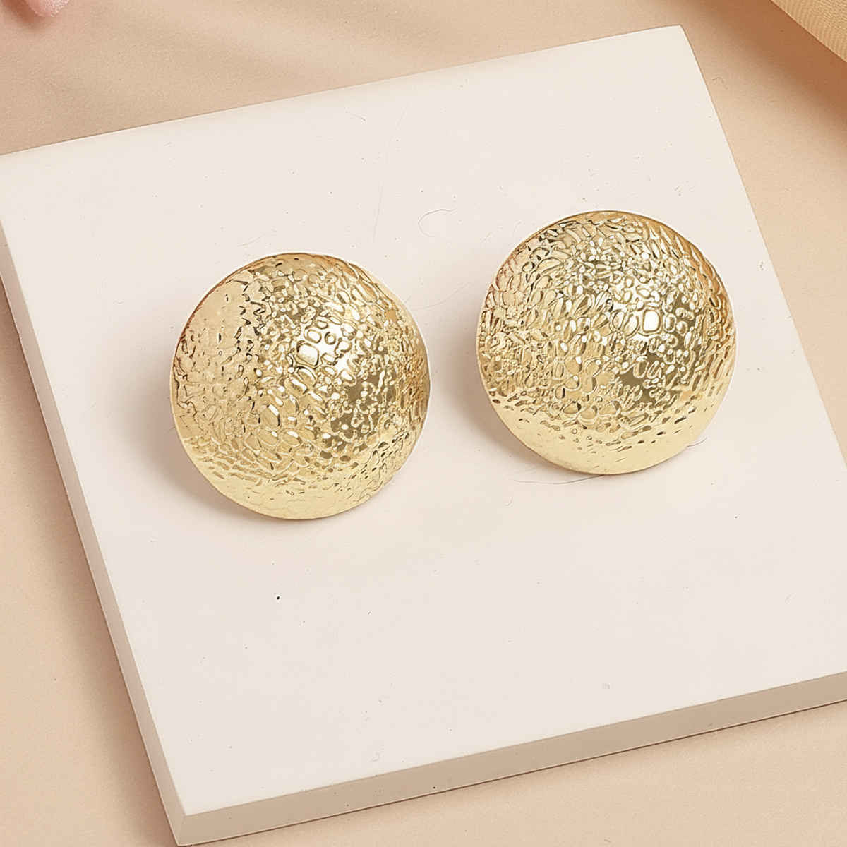 Karatcart Women's Stud Earrings Gold One Size | 33038810