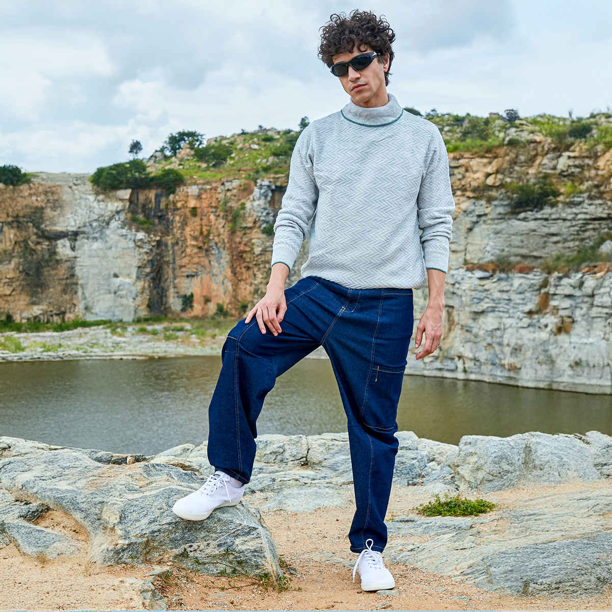 Campus Sutra Men's Herringbone Textured Pullover Sweater | Light Grey - XL