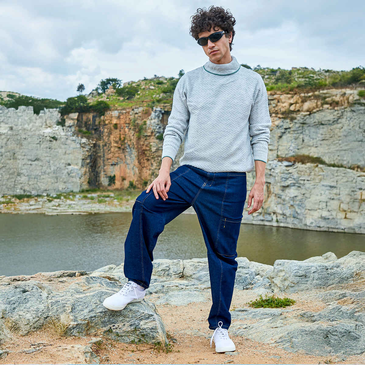 Campus Sutra Men's Herringbone Textured Pullover Sweater | Light Grey - L