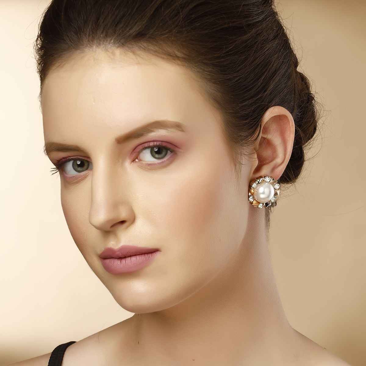 Karatcart Women's Stud Earrings White and Gold One Size | 33038366