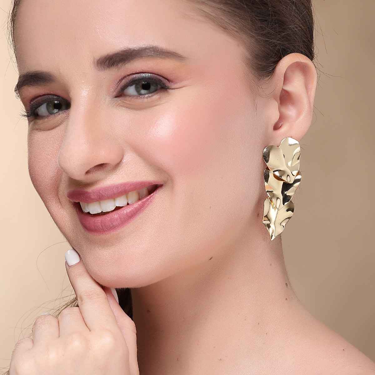 Karatcart Women's Dangle Earrings Gold One Size | 33038787