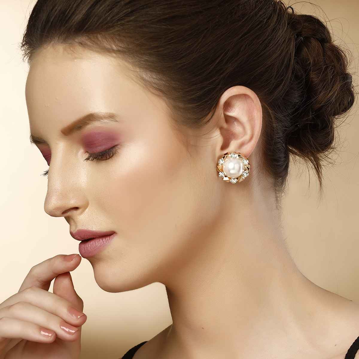 Karatcart Women's Stud Earrings White and Gold One Size | 33038366