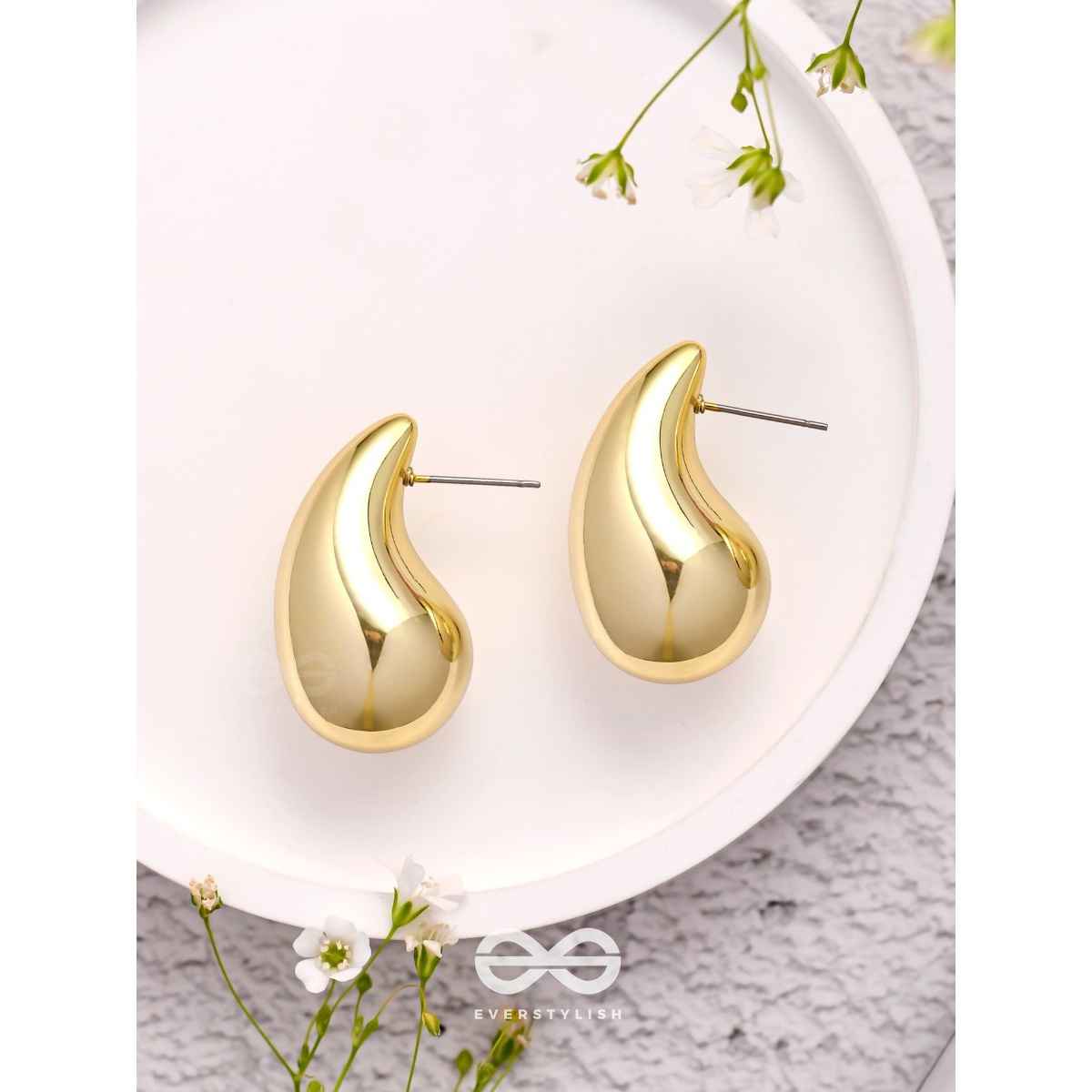 Everstylish The Glistening Drops - Classy Golden Stud Earrings