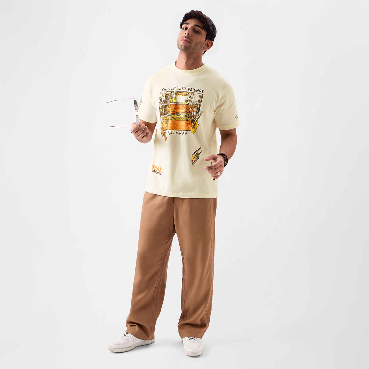 The Souled Store Men's Regular F.R.I.E.N.D.S - Chillin' T-shirts | Off White | XL
