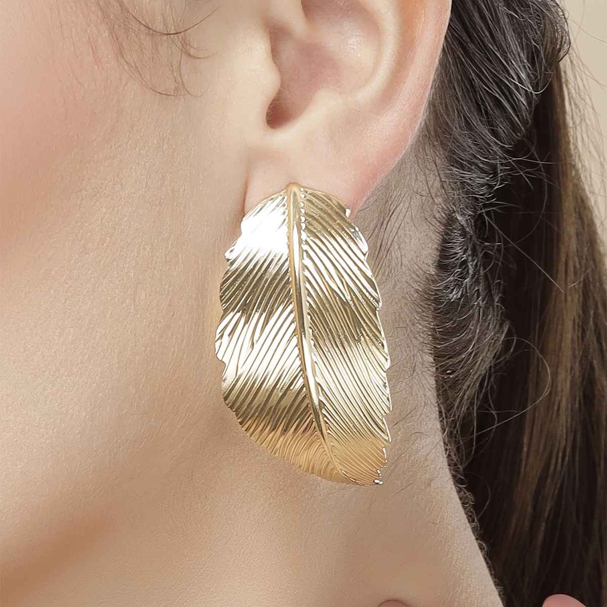 Karatcart Women's Stud Earrings Gold One Size | 33038927