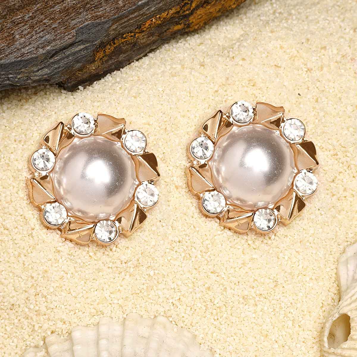 Karatcart Women's Stud Earrings White and Gold One Size | 33038366