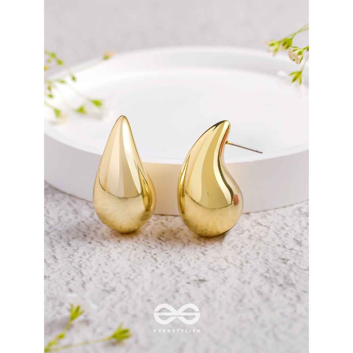 Everstylish The Glistening Drops - Classy Golden Stud Earrings
