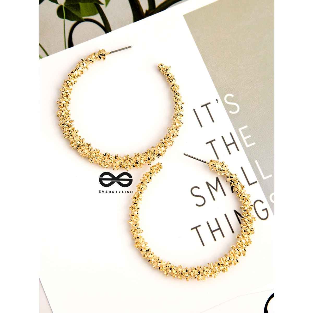 Everstylish The Shimmery Diva Circled Hoop Earrings - Golden