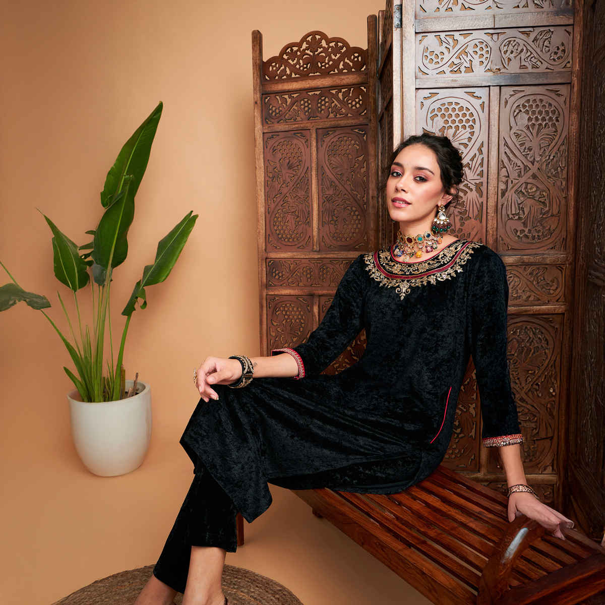 Shae by SASSAFRAS Women's Velvet Side Pocket Embroidered Straight Kurta | Black - L