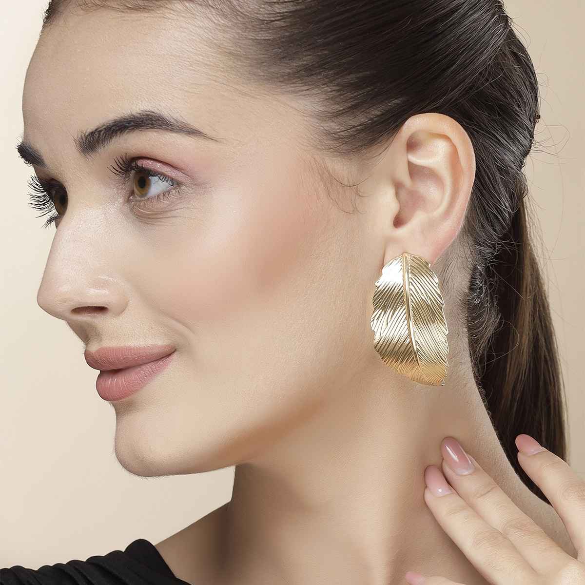 Karatcart Women's Stud Earrings Gold One Size | 33038927