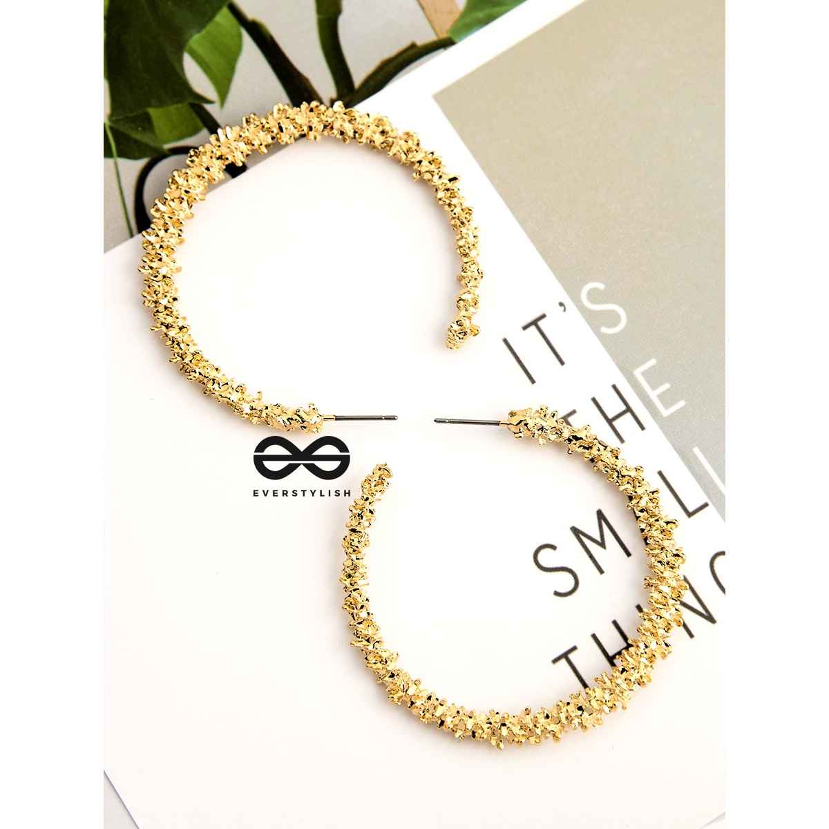 Everstylish The Shimmery Diva Circled Hoop Earrings - Golden