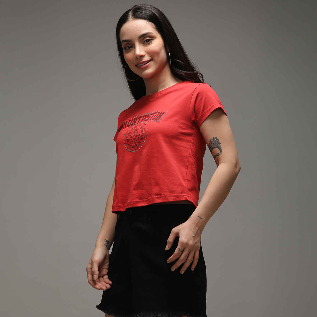 Dillinger Women's Short Sleeve Regular Cropped Crew Neck Varsity Printed T-shirt | Red - M