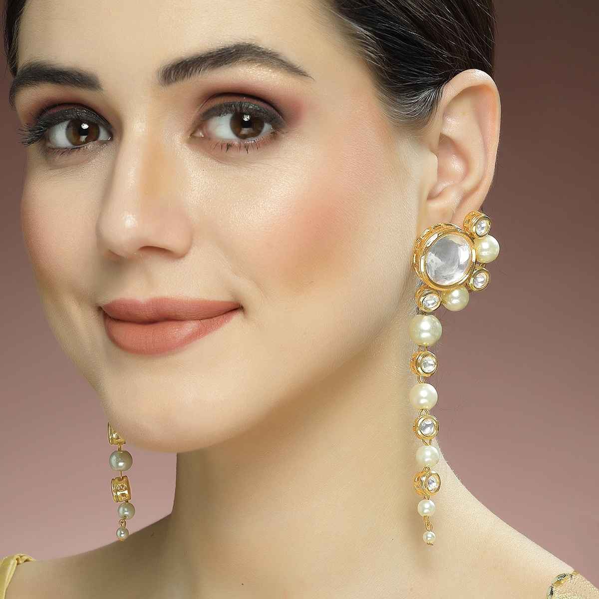 Karatcart Women's Dangle Earrings White and Gold One Size | 33017648