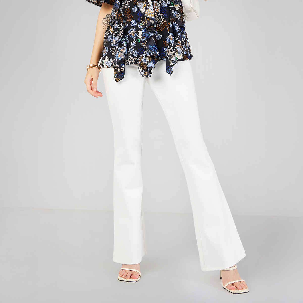 SASSAFRAS Women's Bell Bottom 4-Way Stretch Pants | White - M