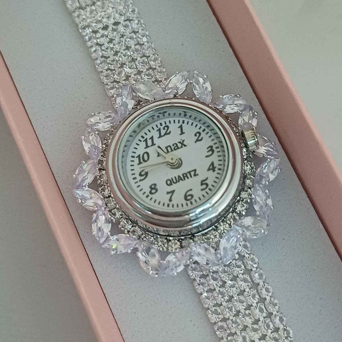 Gullak Women's Metal Analog Watch | Silver
