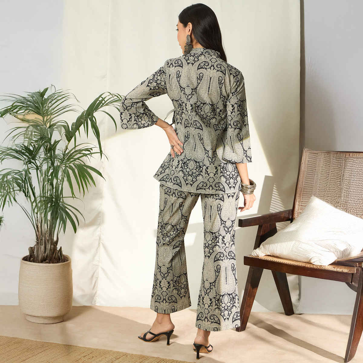 Bandia Women's Black Cream Paisley Printed Knot Style Co-Ords Set | Black - M