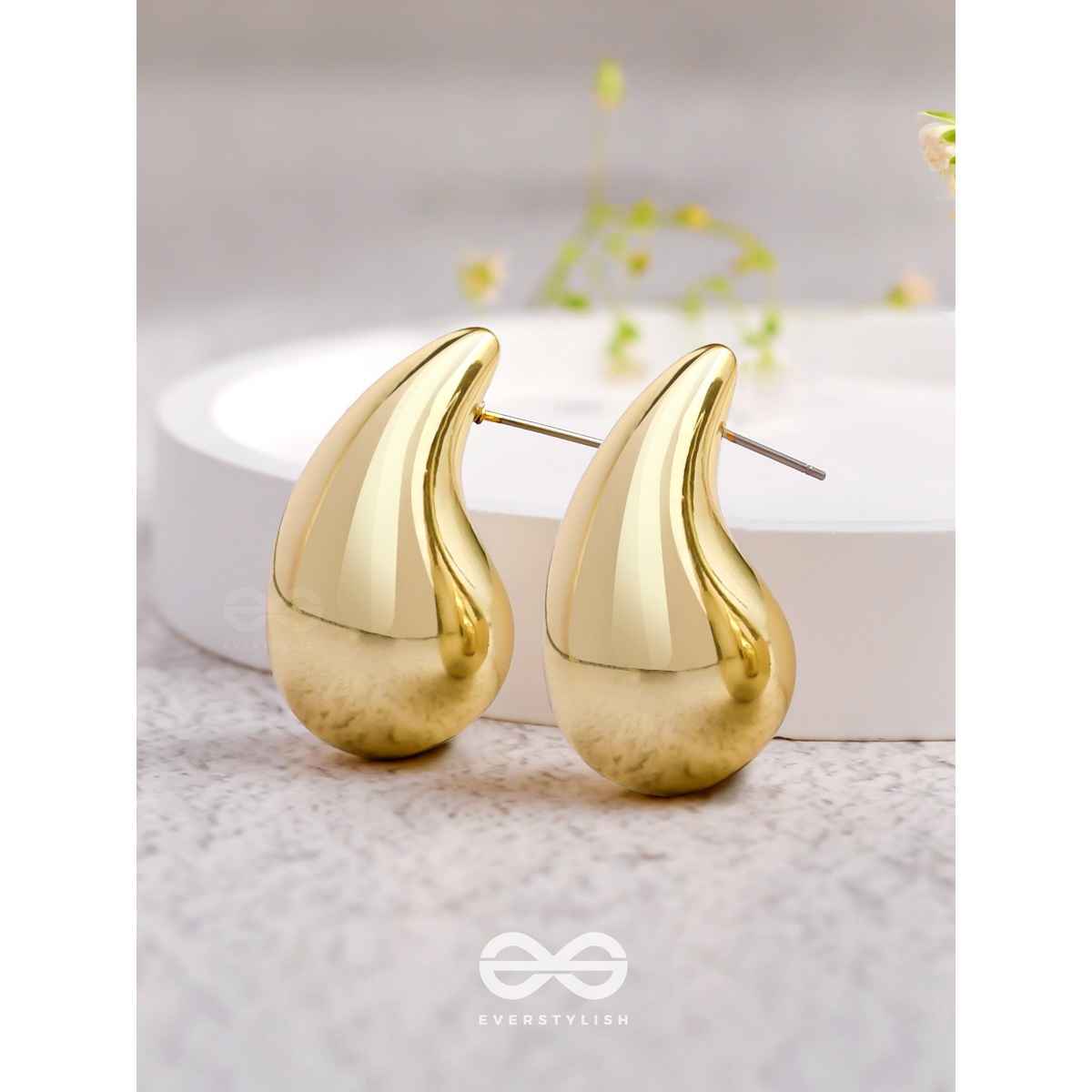 Everstylish The Glistening Drops - Classy Golden Stud Earrings