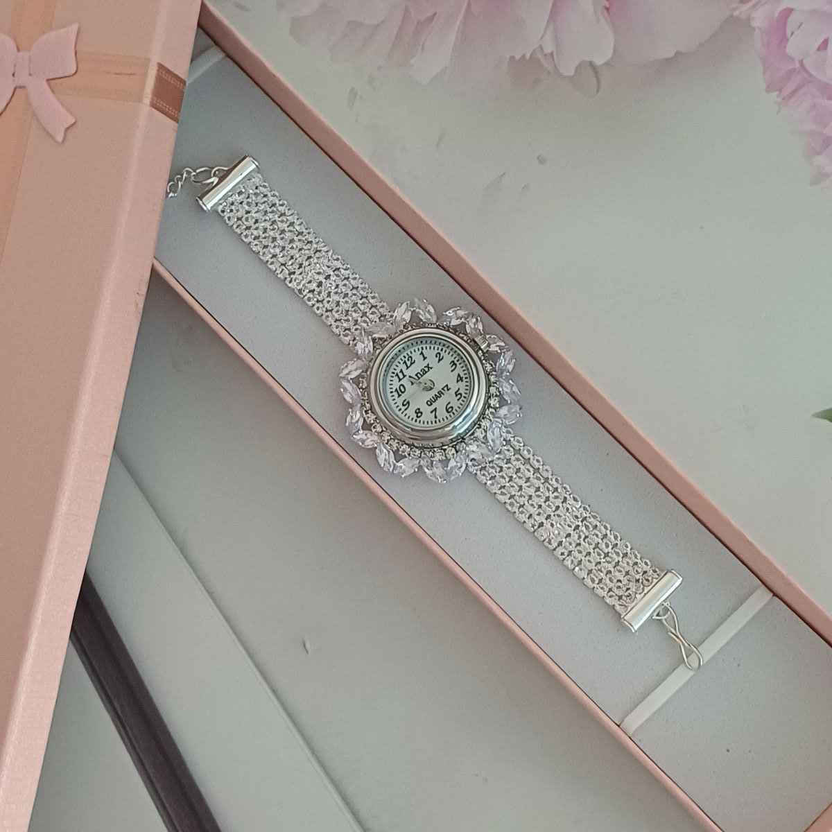 Gullak Women's Metal Analog Watch | Silver