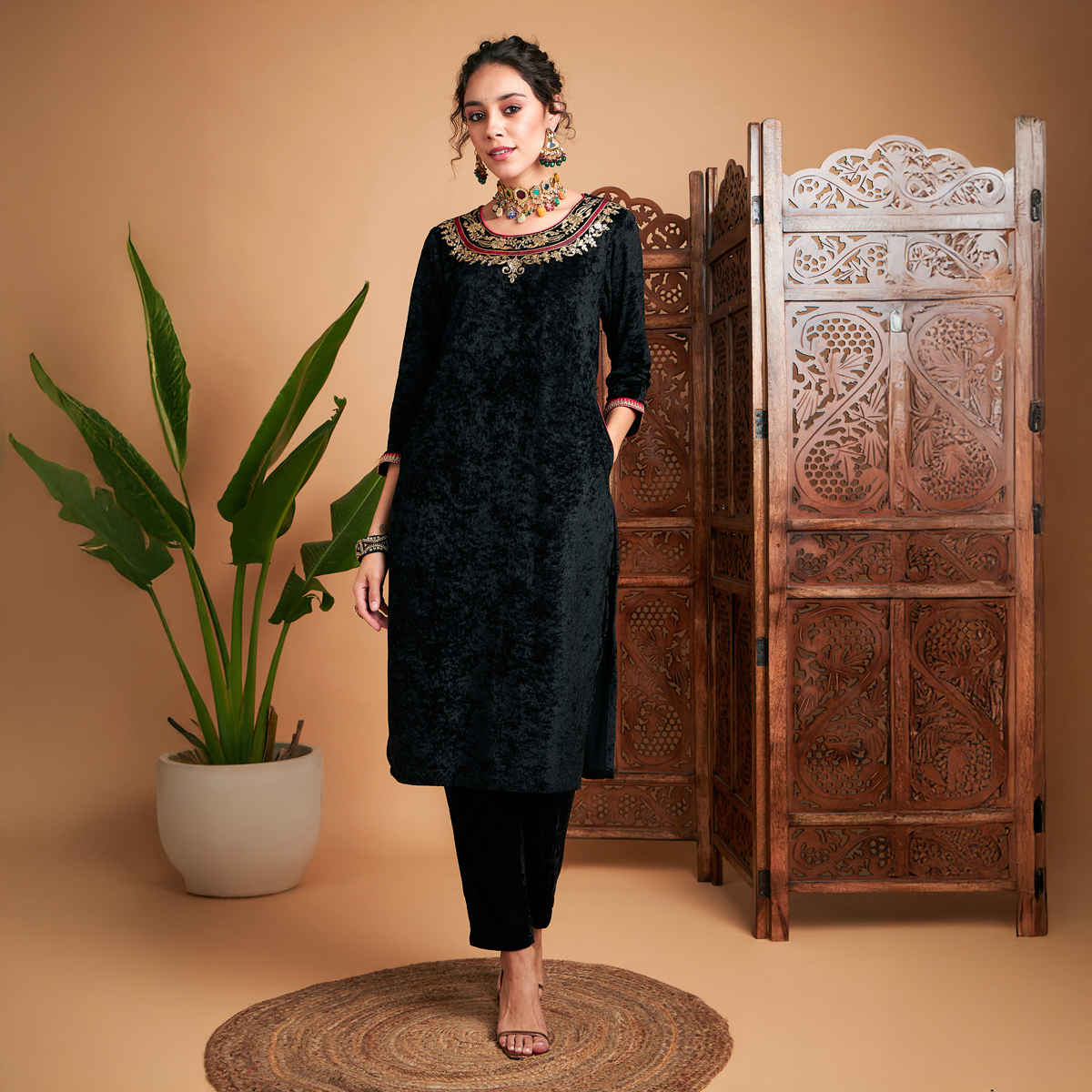 Shae by SASSAFRAS Women's Velvet Side Pocket Embroidered Straight Kurta | Black - L