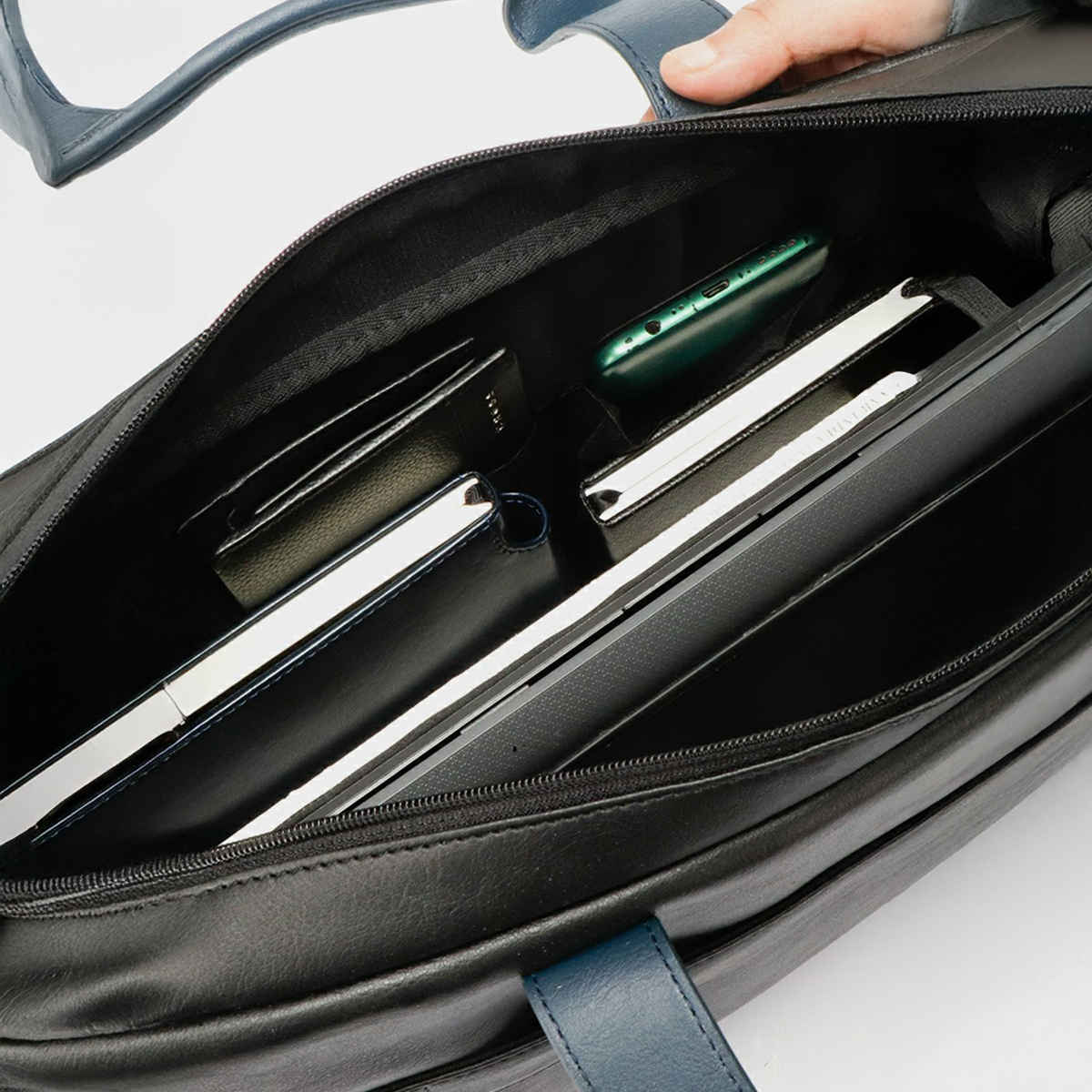 Police Unisex Solid Vegan Leather 25 L Duffle Bag | Black