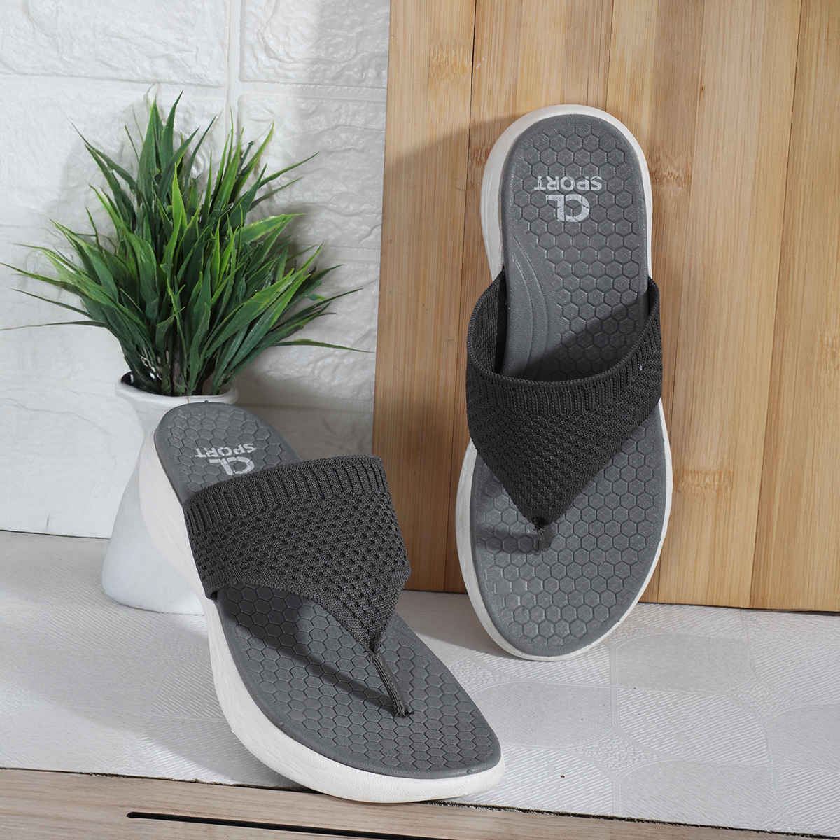 Carlton London Grey Comfortable Women's Flip Flops | UK 7