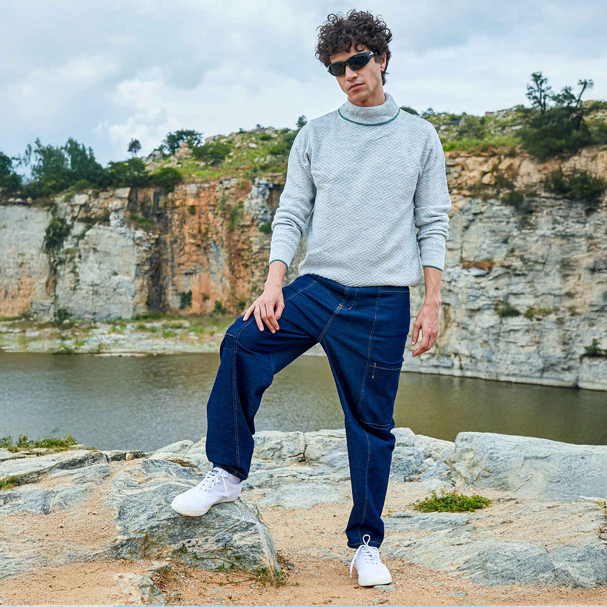 Campus Sutra Men's Herringbone Textured Pullover Sweater | Light Grey - S