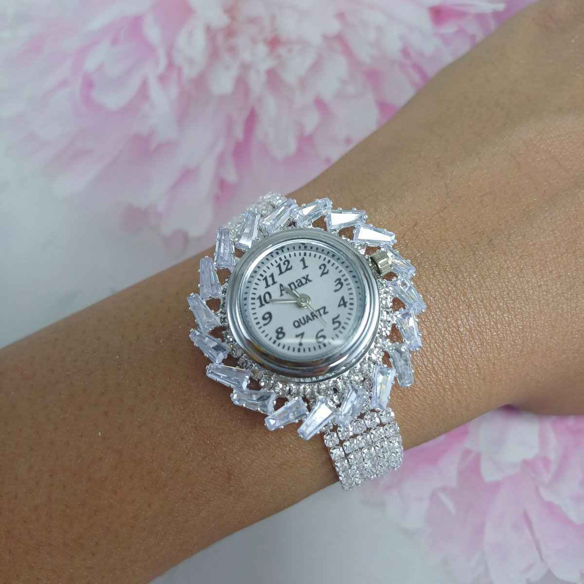 Gullak Women's Metal Analog Watch | Silver